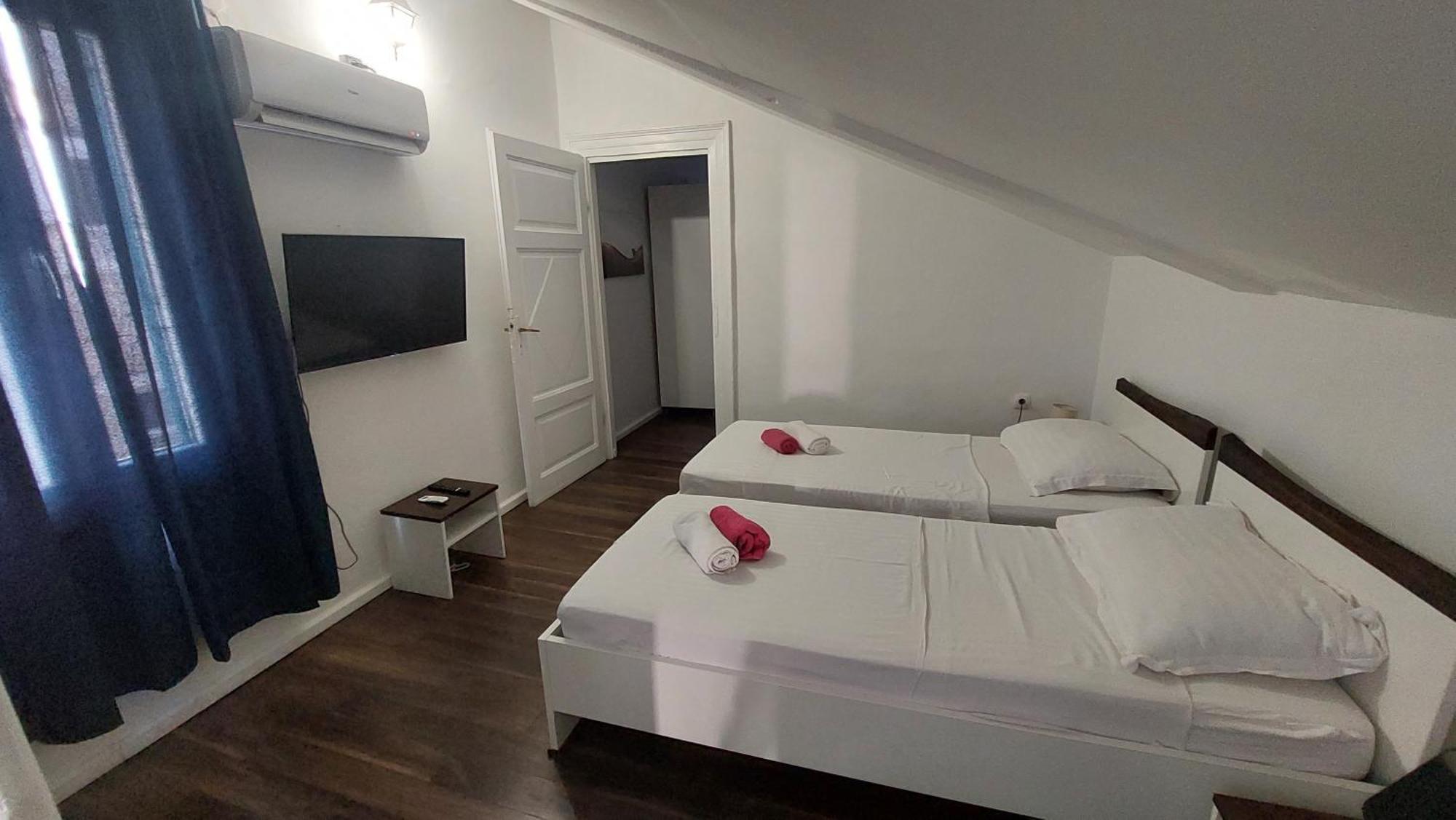 R&E Apartment Split Room photo